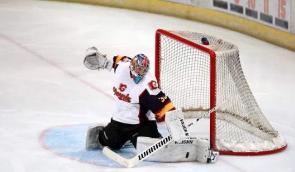 Así fue su debut: Petr Cech, de portero de fútbol a arquero de hockey sobre hielo
