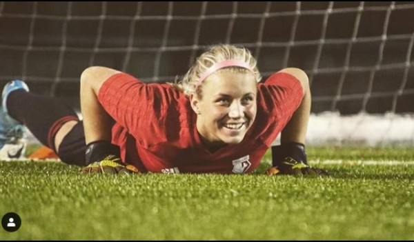 La bella portera del Liverpool sufre un escalofriante corte en la cabeza y muestra su cicatriz