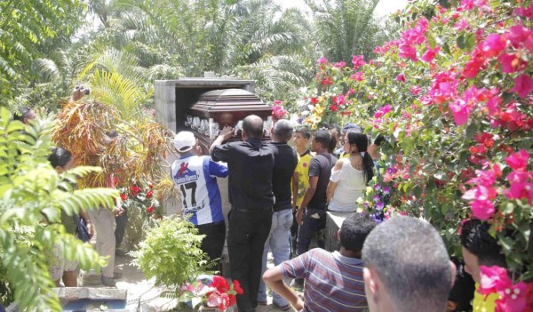Multitudinario adiós a Enrique Reneau en su natal Jutiapa