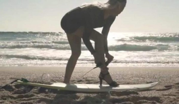 FOTOS: Maud, la bella chica que surfea en tacones