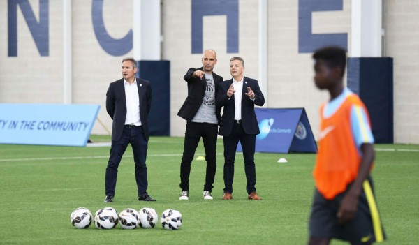 Fotos: El primer día de Guardiola en Manchester, llegó en taxi a la presentación