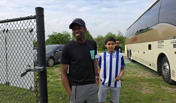 Boniek García visitó el entrenamiento de Honduras en Houston, donde reside junto a su familia. FOTO: Cortesía TVC.