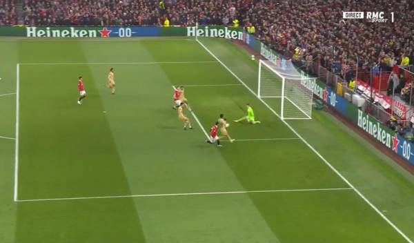 Ter Stegen salvando el primero del United, atajadón del alemán.