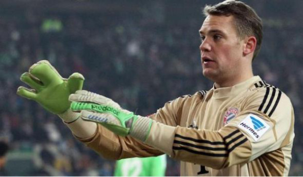 Manuel Neuer y su guante de... ¡solo cuatro dedos!