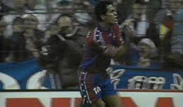 La de Piqué y Deeney, las últimas celebraciones más polémicas en el fútbol