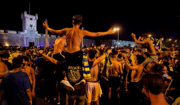 ¡En fotos! Disco de playa, aglomeraciones y caravana para celebrar ascenso del Cádiz