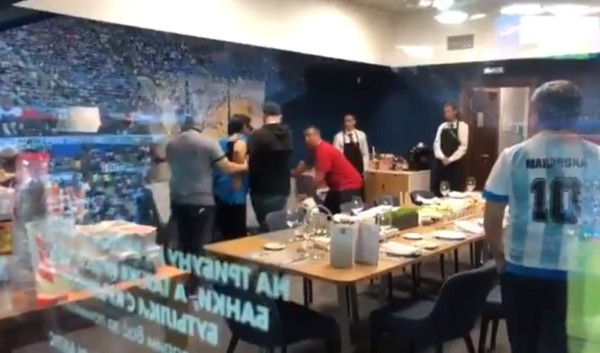 Lo que no se vio en TV: La fría celebración de Sampaoli con Messi y el show de Maradona en las gradas