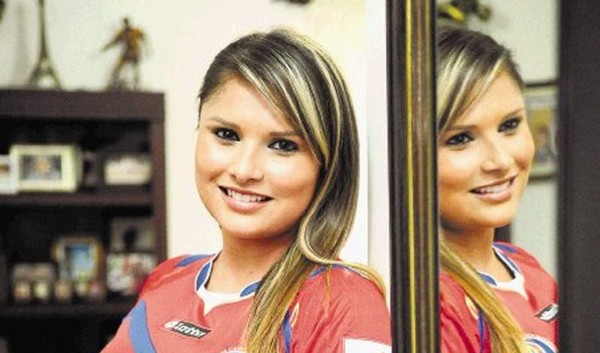 Así son las bellas esposas de los seleccionados de Costa Rica que jugarán ante Honduras