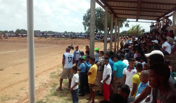 La cancha de tierra donde se jugará Copa Presidente y otros estadios en mal estado