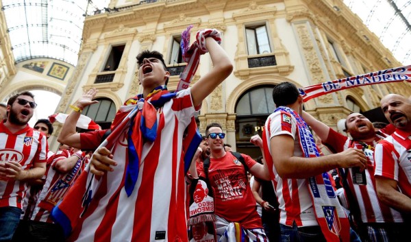 ¡Aficionados de Real Madrid y Atlético invaden Milan!