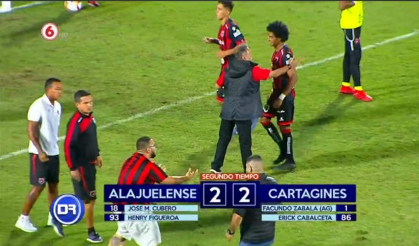 ¡Caos en el Morera Soto! Aficionados enardecidos se meten a la cancha a increpar a los jugadores del Alajuelense