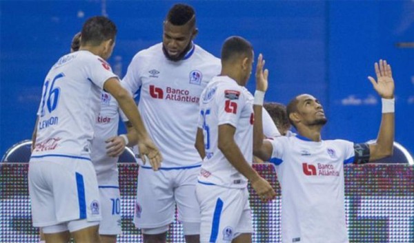 Patón Mejía no se resiste y da tremendo abrazo a Titi Henry: Las imágenes del Impact-Olimpia