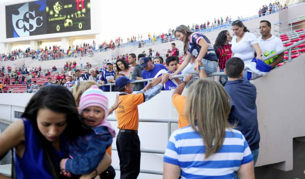 Cartaginés-Alajuelense fue suspendido por disturbios
