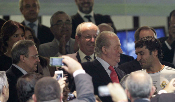 El Bernabéu rinde homenaje a una leyenda; Raúl González