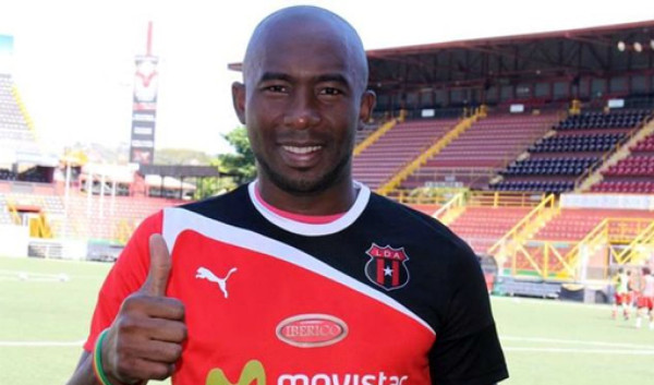 Jerry Palacios renovó con el Alajuelense