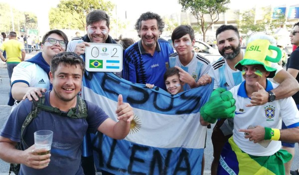 ¡Qué ambiente! Queman la camisa de Messi y novia de jugador argentino deslumbra en el Mineirao