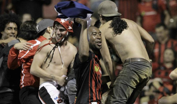 Jerry celebró con bandera de Honduras