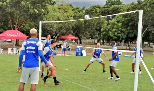 ¡A puerta cerrada, con charla y mucha táctica, la Bicolor está por cerrar su preparación para la Copa Oro!