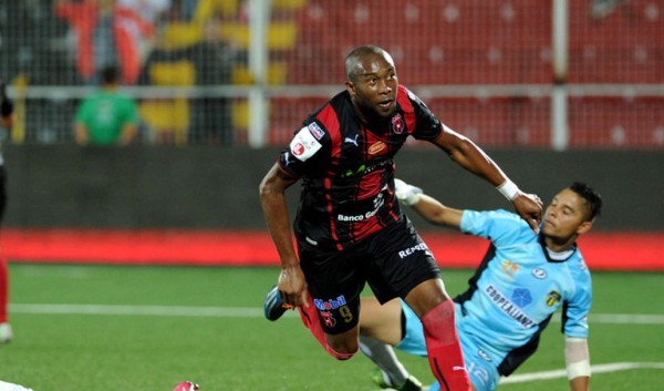 Doblete de Jerry Palacios y goleada de Alajuelense ante As Puma