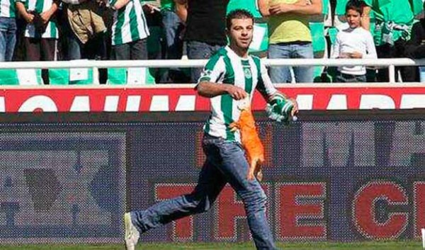 Las cosas más extrañas que se han lanzado a campos deportivos