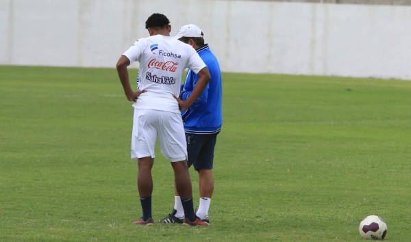 Roger Espinoza y su look se roba las miradas en entreno de Honduras