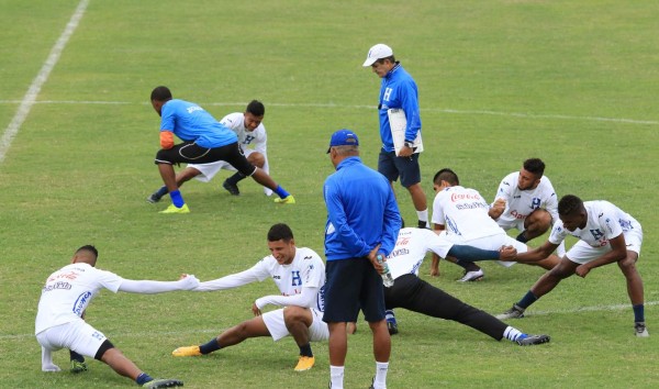 Roger Espinoza y su look se roba las miradas en entreno de Honduras