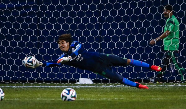 Corona y Ochoa pelean por la portería de México para el Mundial