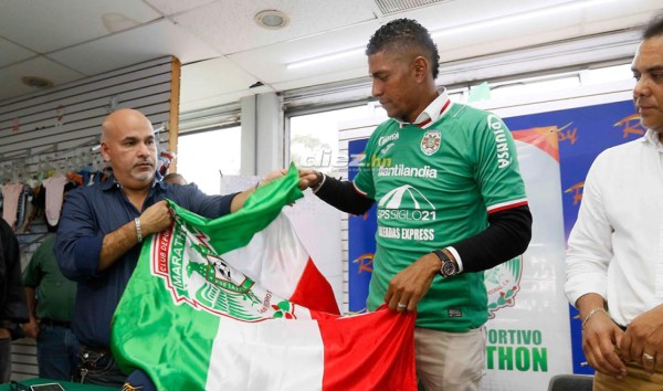 Fotos: Carlo Costly se enfunda la camisa de Marathón y ya recibe el cariño de la afición