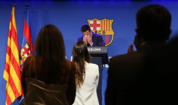 Las desgarradoras imágenes de Messi en su despedida: mar de lágrimas frente a Antonela y leyendas del Barcelona