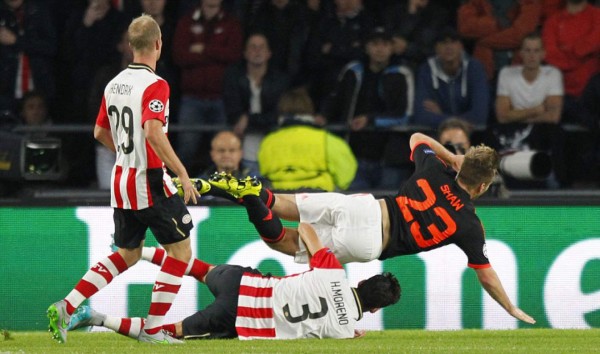 EN FOTOS: Con oxígeno sacaron a Luke Shaw tras dura lesión de Héctor Moreno