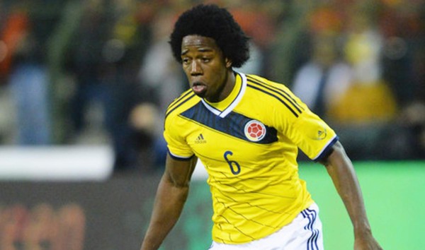 Colombiano Carlos Sánchez viajó a Inglaterra para firmar con Aston Villa