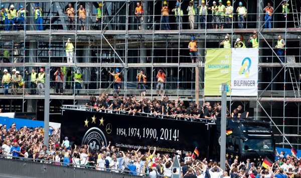 Una multitud eufórica recibe a Alemania en Berlín