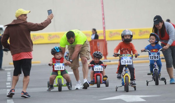 Niños engalaron el comienzo de la Vuelta Ciclística de El Heraldo