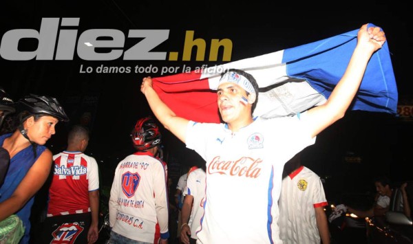 Aficionados festejan el título 29 del Olimpia en las calles