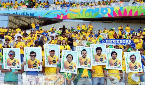 Aficionados disfrutan el Mundial a ritmo de samba.