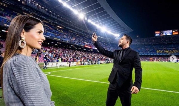 Carmen Villalobos y Sebastián Caicedo reciben en el Camp Nou su mejor regalo de bodas