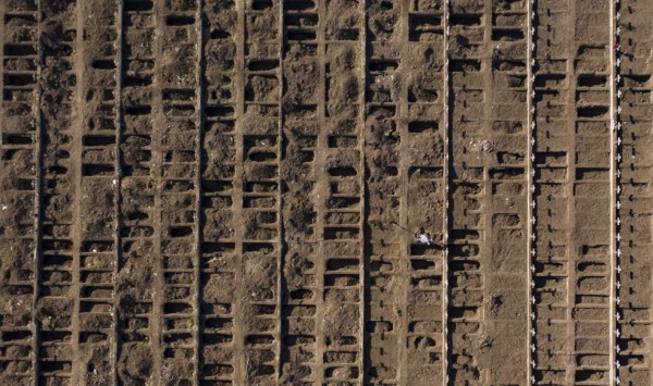 Coronavirus: Fueron sorprendidos con récord de muertos y empezaron a cavar miles de tumbas