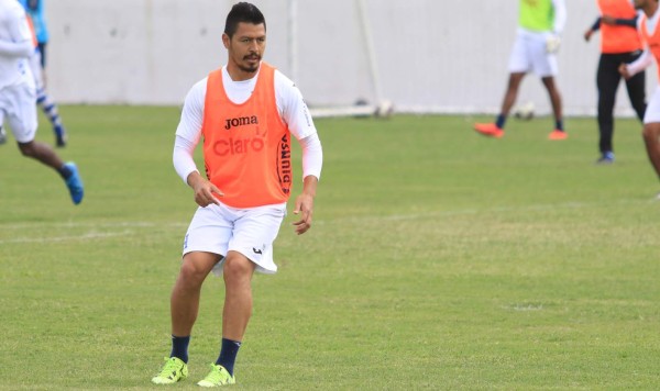 Roger Espinoza y su look se roba las miradas en entreno de Honduras