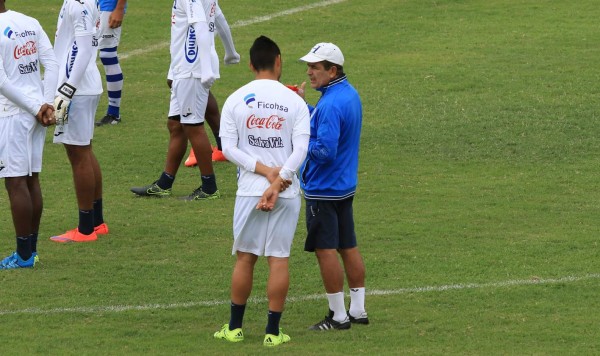Roger Espinoza y su look se roba las miradas en entreno de Honduras