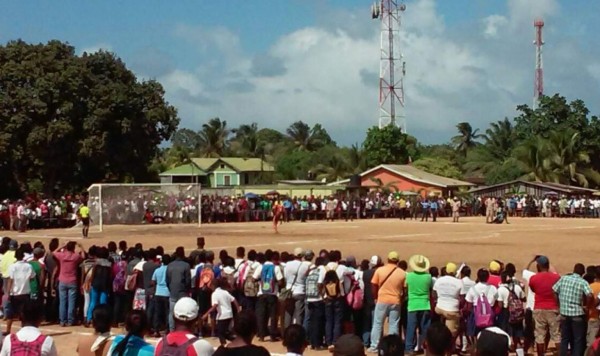 La cancha de tierra donde se jugará Copa Presidente y otros estadios en mal estado