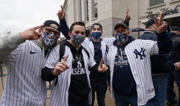 Besos, fiesta y tremendo espectáculo en el regreso de los aficionados al Yankee Stadium de Nueva York