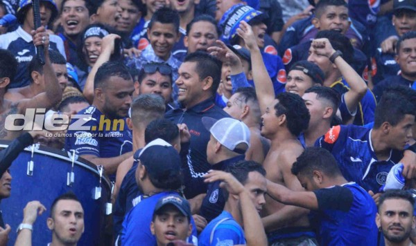 FOTOS: Así vivió Amado Guevara el título de Motagua junto a la barra Revolucionarios