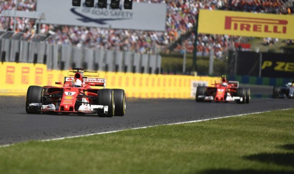 MTI115. Mogyorod (Hungary), 30/07/2017.- Ferrari driver Sebastian Vettel of Germany (L) and his Finnish teammate Kimi Raikkonen (R) steer their cars during the Formula One Hungarian Grand Prix on the Hungaroring circuit, in Mogyorod, near Budapest, Hungary, 30 July 2017. (Fórmula Uno, Alemania, Hungría) EFE/EPA/Szilard Koszticsak HUNGARY OUT