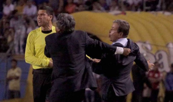 Las 'rabietas' más recordadas de los entrenadores hondureños por las que fueron expulsados