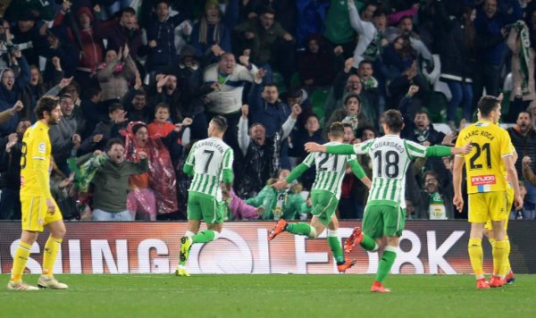 Real Betis' Argentinian midfielder Giovani Lo Celso (C) celebrates after scoring a goal during the Spanish Copa del Rey (King's Cup) quarter-final second leg football match between Real Betis and RCD Espanyol at the Benito Villamarin stadium in Sevilla on January 30, 2019. (Photo by CRISTINA QUICLER / AFP)