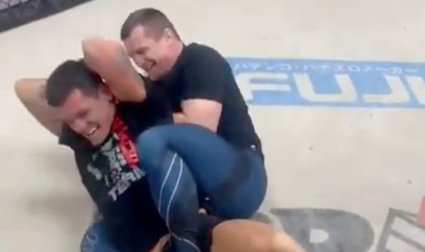 ¡Insólito! De conquistar la Champions League con el Liverpool a ser luchador de MMA por un día