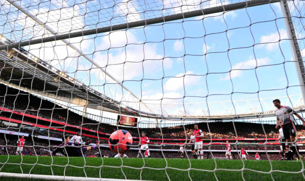 Arsenal vencio 2-1 a Liverpool y clasificó a cuartos de final de la Copa FA.