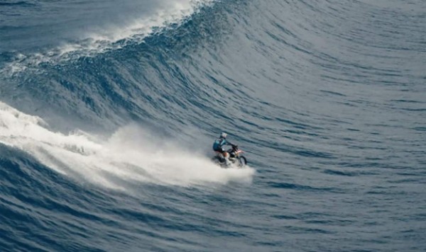 El australiano Robbie Maddison surfea colosales olas en motocicleta