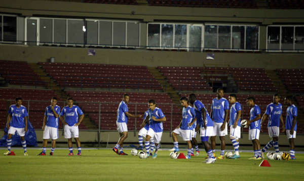 La Selección reconoció este jueves por la noche el estadio Rommel Fernández.