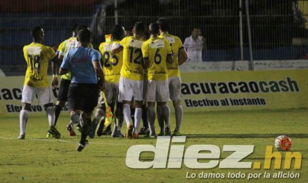 FOTOS: Jhon Bodden pierde el control y agrede al árbitro en Copa Presidente&nbsp;&nbsp;